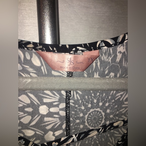 SJS | Women’s Black with Cream Colored Floral Pattern Sleeveless Blouse Top - Picture 3 of 7